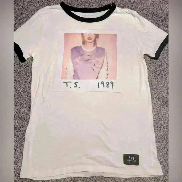 Taylor Swift World Tour Shirt size S - Picture 1 of 2